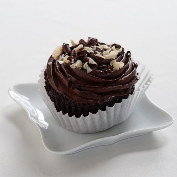 https://sweetendingsdesserts.com/wp-content/uploads/2021/08/Giant-Chocolate-Kiss-Filled-Cupcake-600x600.jpg